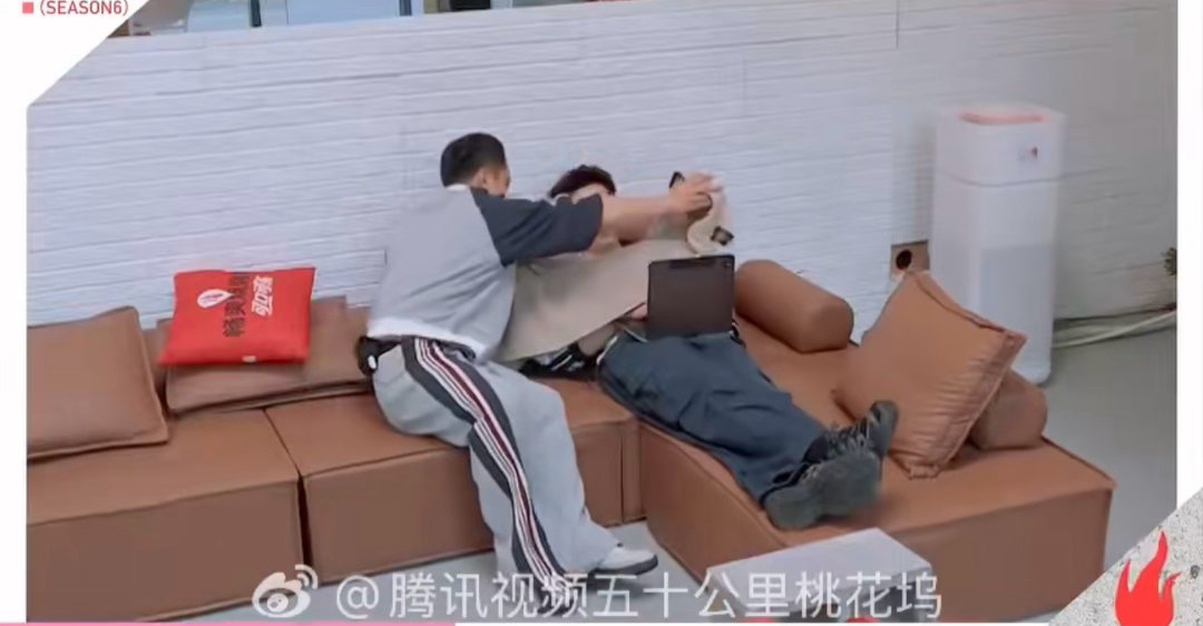 王子奇睡着被徐志胜盖衣服 王子奇在桃花坞里一直是那个操心的人，别人说了什么做了什