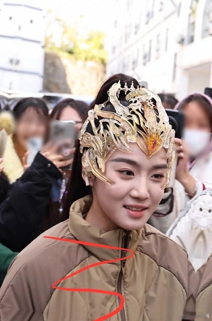卢昱晓这究竟是造型所致，还是身材管理没到位呢[疑问] 
