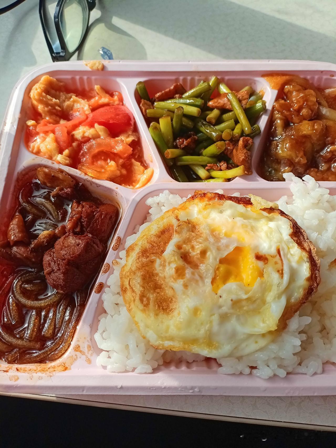 这样的火车盒饭你见过吗？这是有史以来 我在火车上吃过的最好的一顿午餐盒饭，感觉非