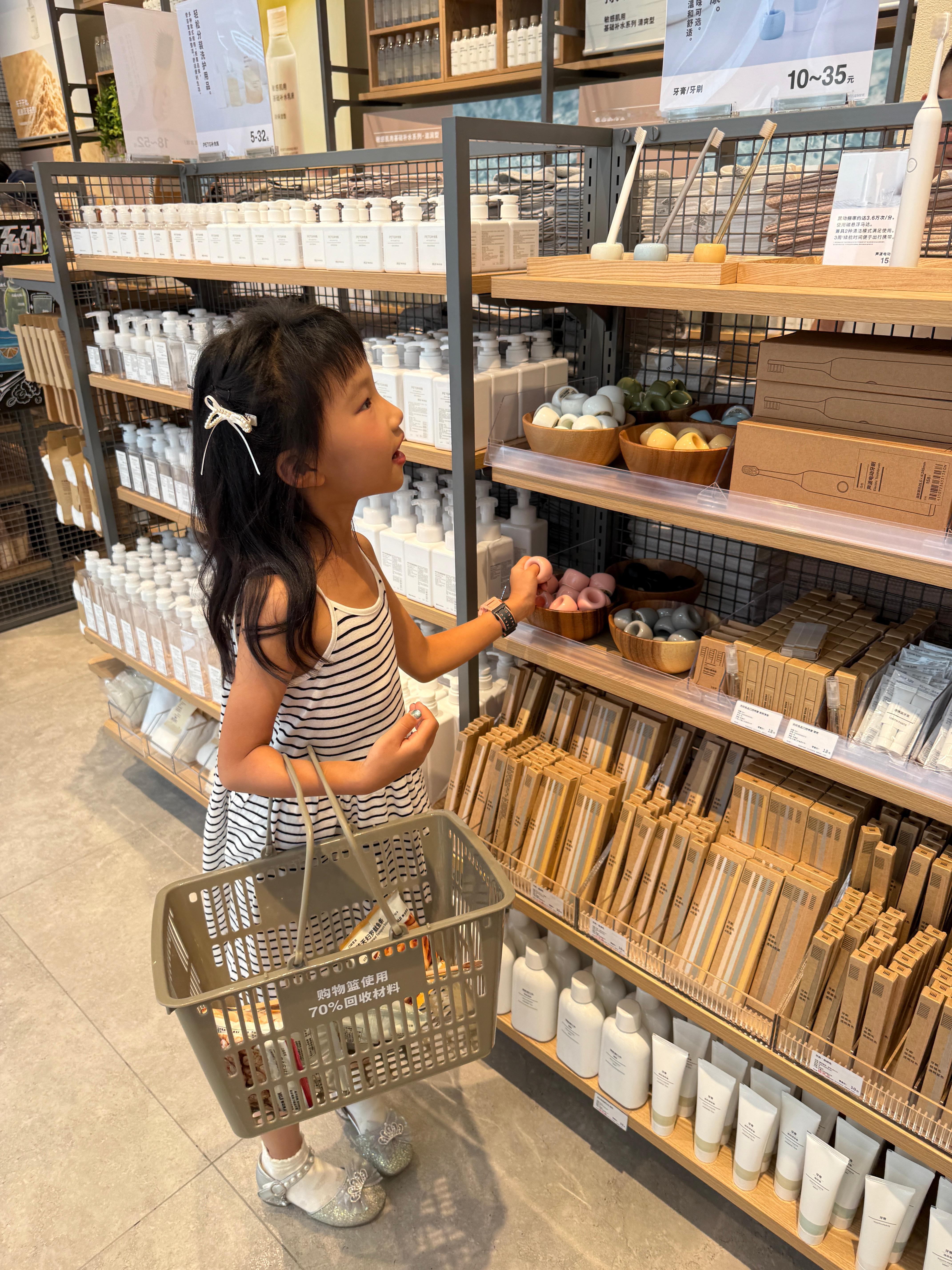 拿到照片正好楼下就有一家MUJI无印良品，那必须得进去逛一圈儿！她也很爱，每次在