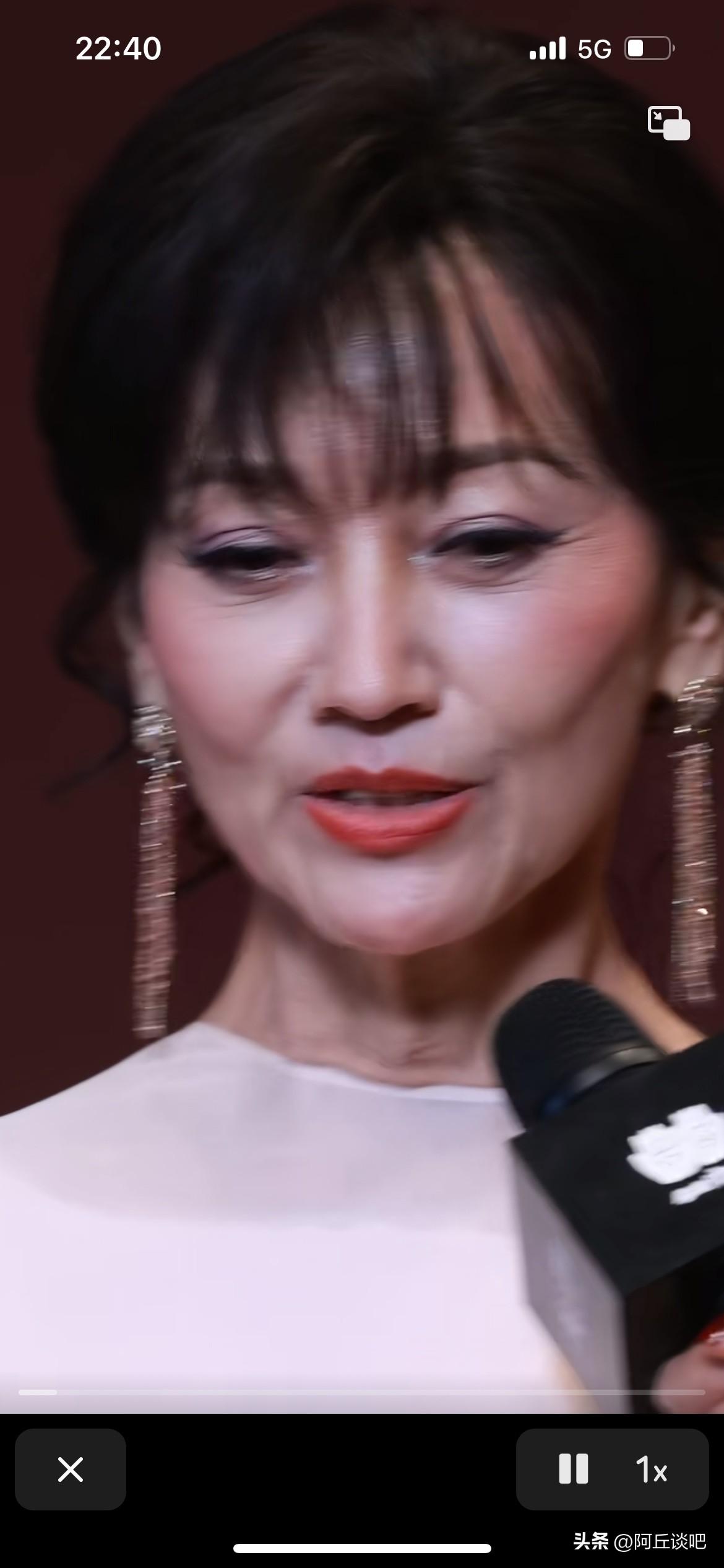 真的吓了一跳，这是赵雅芝老师吗？怎么那么老了，满脸皱纹，有时候皱纹给除一下照相就