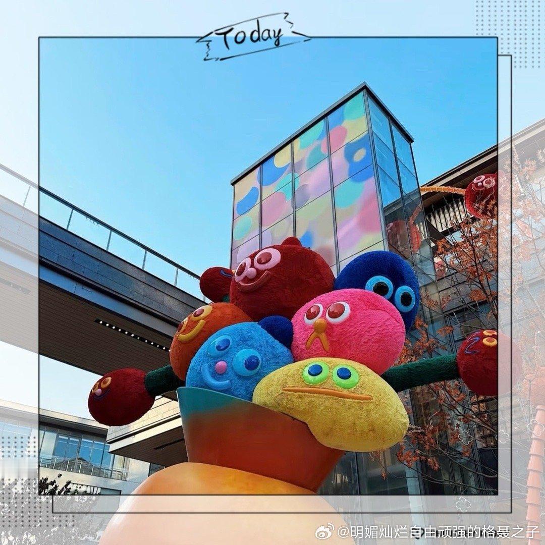 大街上商场里似乎和平时相比并没有增添多少新年气氛？唯一的区别是小朋友多了一些，还