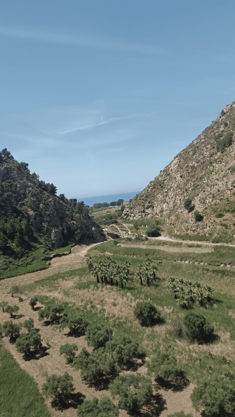 山间小路，绿树成荫，远眺海天一线，宁静而美好。
上联:山川乡村风景，
下联:远处