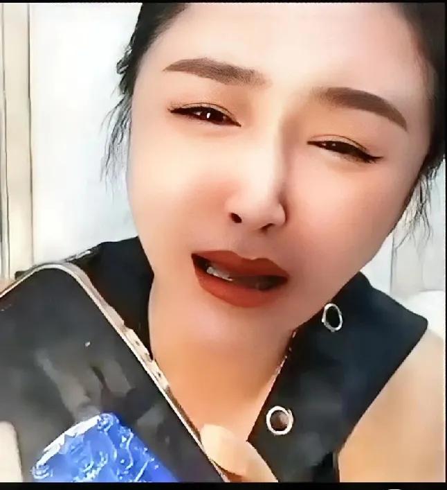 以前觉得娇娇是二人转演员里面数前三的美女了，她的靠山屯港台腔一抖一个响，演得小品