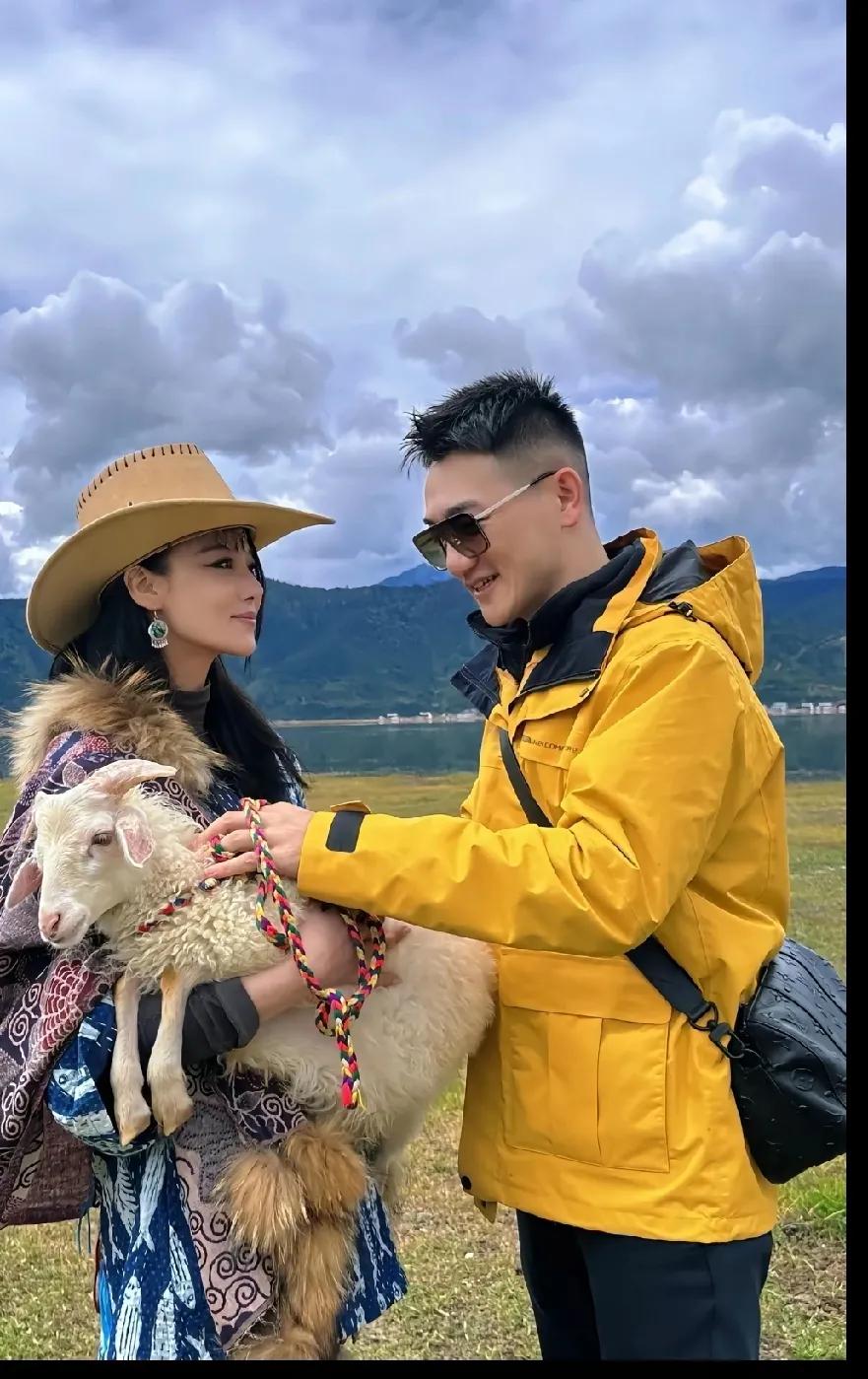 不选择豪门，选择嫁给爱情。

虽然只生一个女儿，也不会被婆家催生，在结婚7年里过