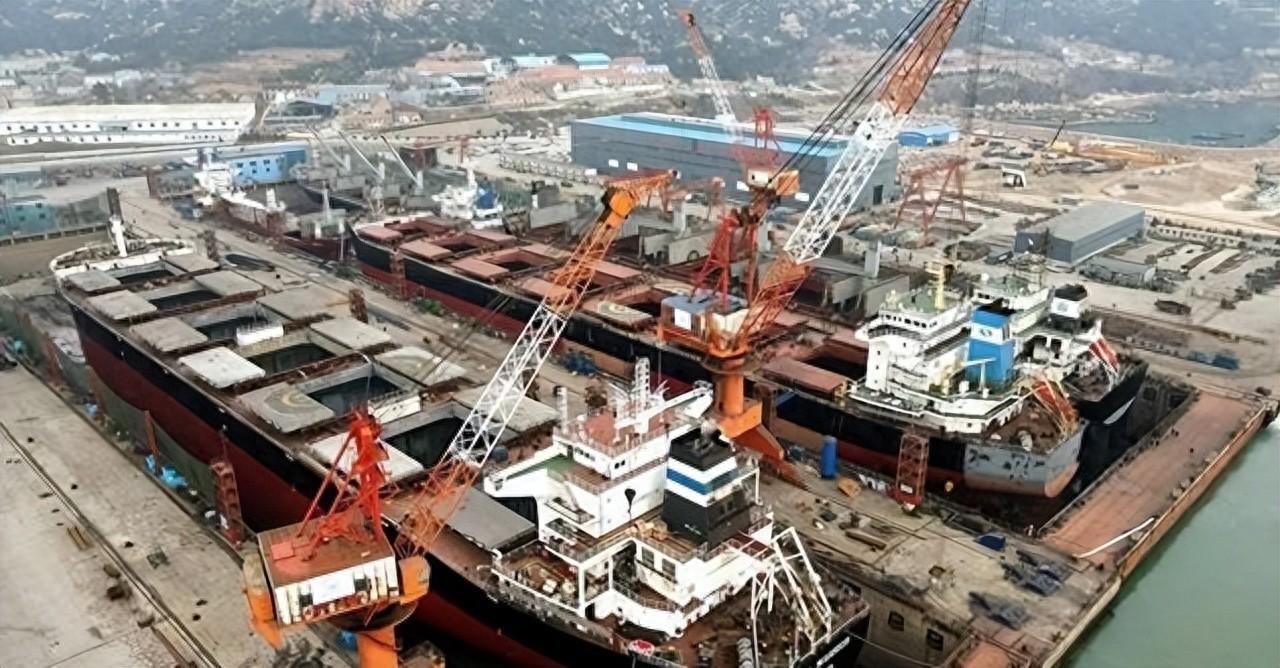 美媒：中国建造全球最大航母，12万吨核动力，可上舰100架歼35
 
最近，美国