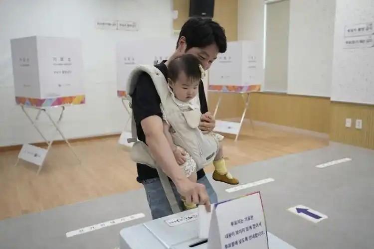 大选投票前最后一刻，李在明当着全球向中方喊出一句话，现场韩媒彻底懵了

据韩媒报