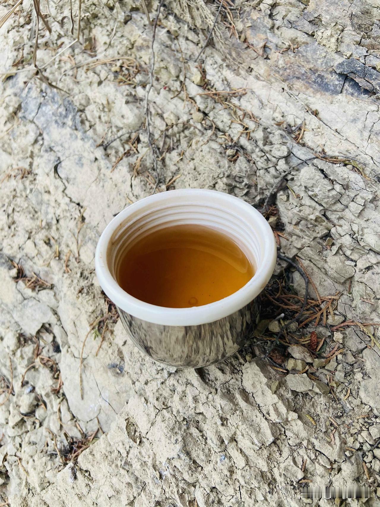 吃完饭，继续走……走到山野去喝茶🍵🍵🍵

安静就是心的宁静：静静地看漂浮在