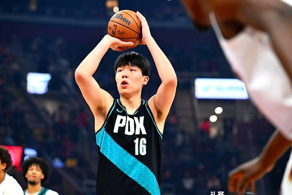 刷到个新闻，差点没给我笑岔气。
咱男篮的那个“全村的希望”小杨，在美国累倒了，得