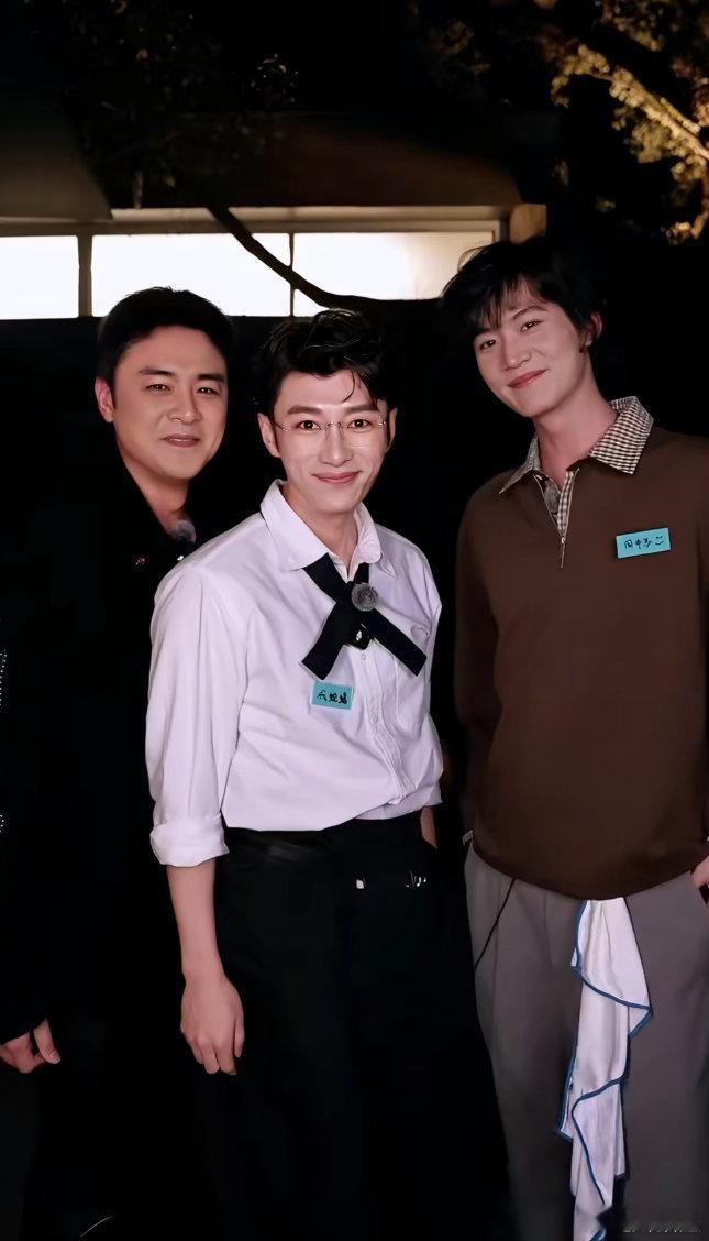 明道周柯宇代旭合拍明道周柯宇代旭合拍三张权威的脸 明道周柯宇代旭合拍，我一直在笑