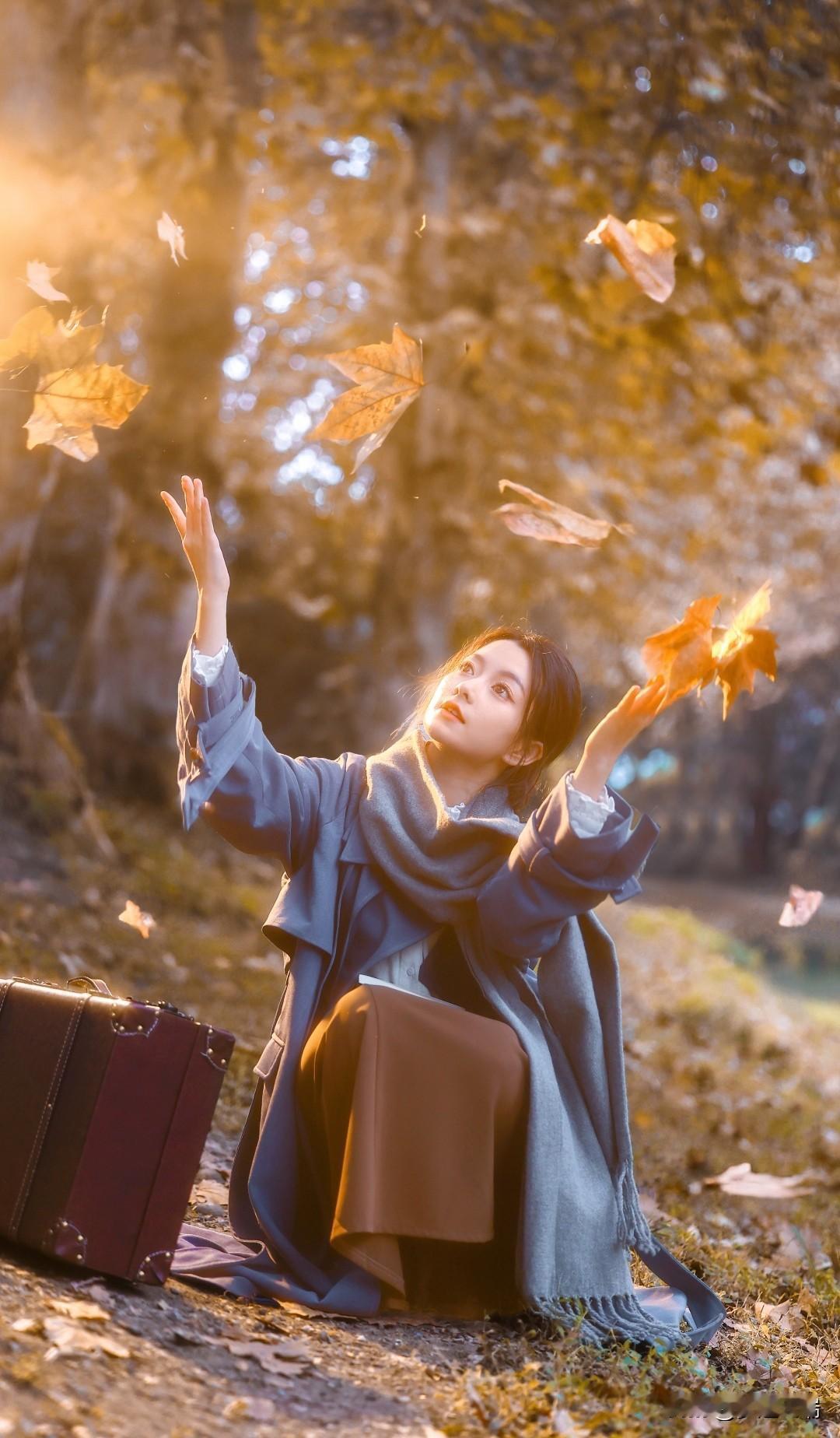 秋叶舞翩翩，少女梦如烟。