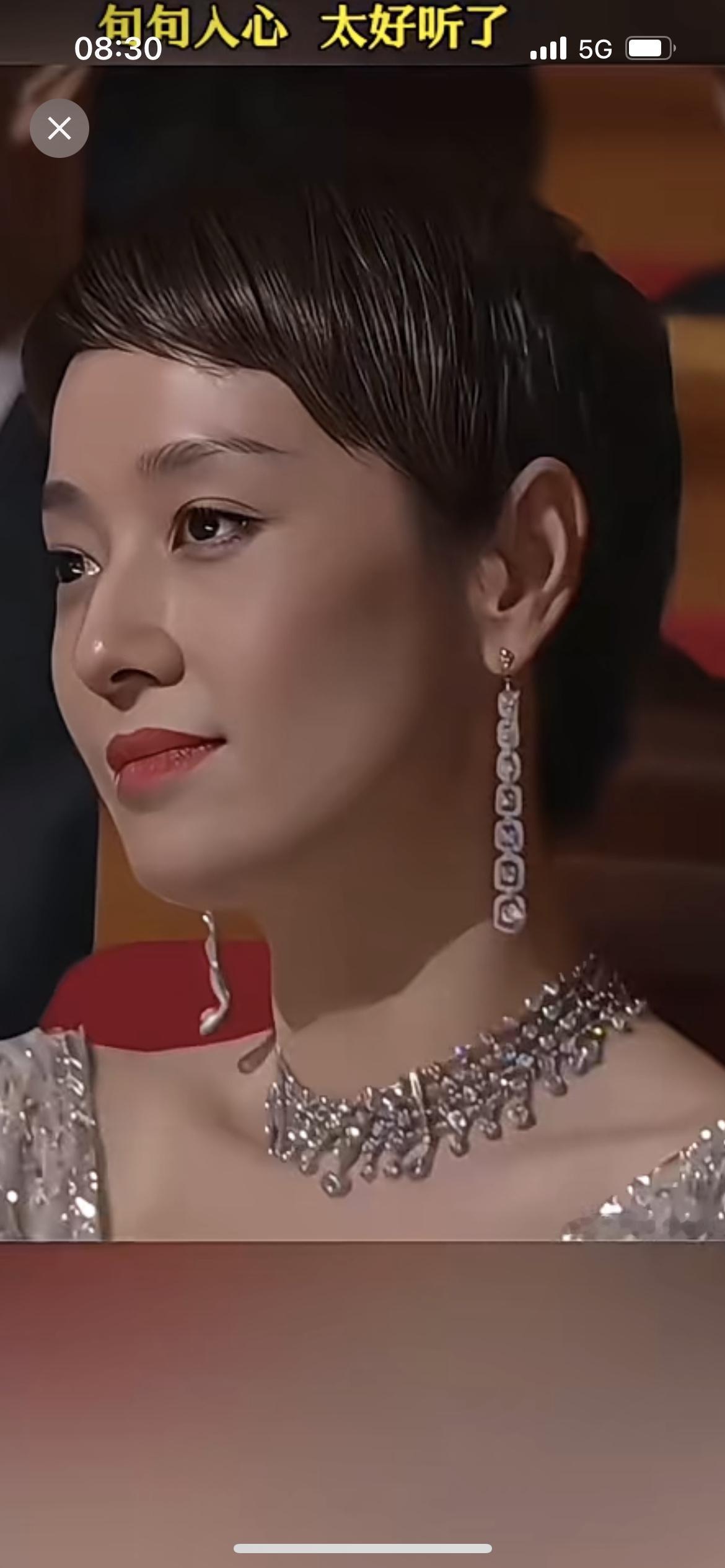 女人的修养和智慧，就像鸟之双翼，很难说哪个更重要。
有修养的女人，平和内敛、从容