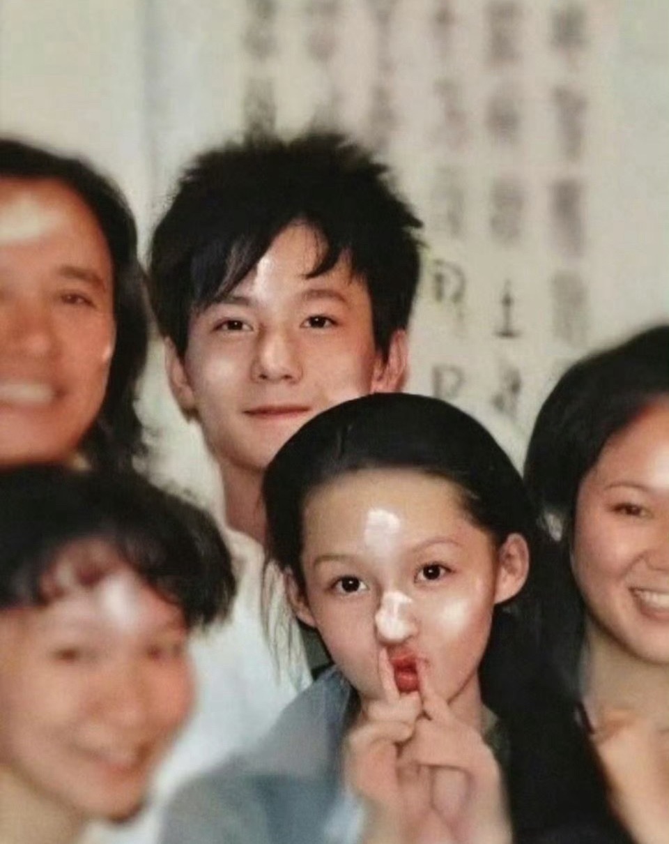杨洋李沁谈了五年旧照勾起回忆，五年的相伴是真实存在过的青春。一段感情走到终点有很
