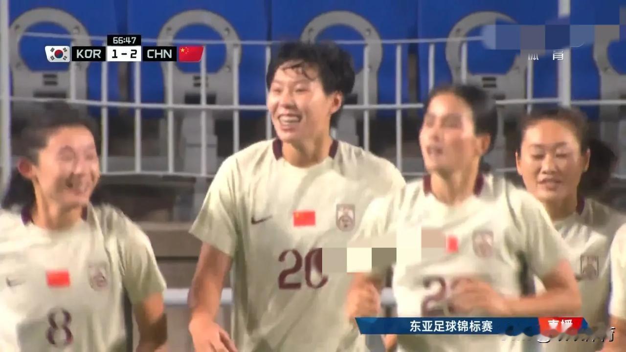 【中国女足邵子钦头球破门2-1领先】
东亚杯女足赛，中国队对阵东道主韩国，下半场