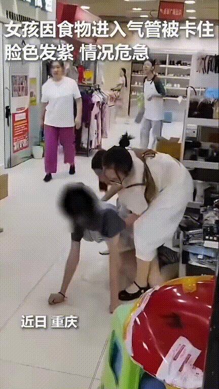 她脸色发紫倒在商场，众人全慌了，只有两个女生冲了上去。
没人知道她叫什么，从哪来