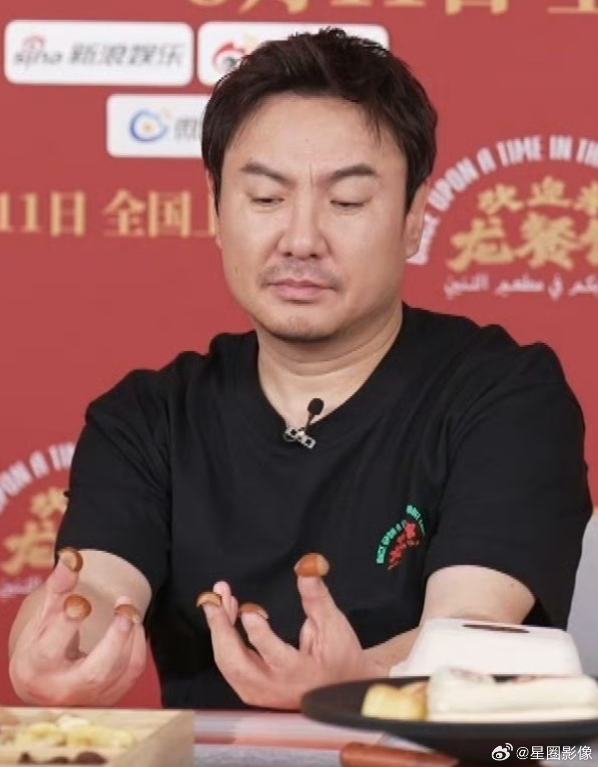 沈腾栗子美甲腾哥虽有些许憔悴，但这校草可不是白当的，绝对时髦这一块。 