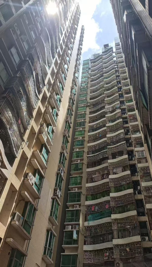 初心易学老肖漫谈 窗前若紧挨高耸楼宇，便是风水里的高楼压顶。高楼横挡在外，家中旺