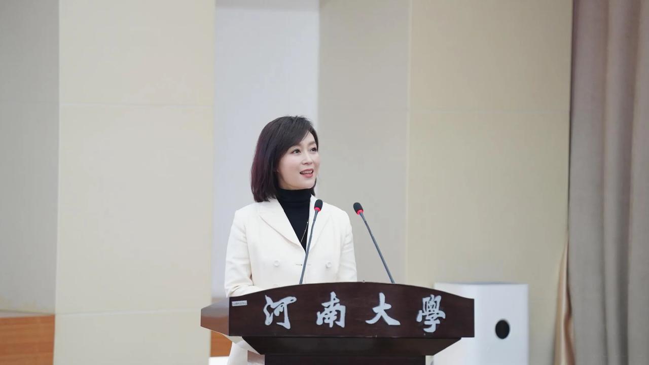 《梨园春》主持人庞晓戈，离开后没有回家当阔太太是换了多重身份

提起庞晓戈，很多