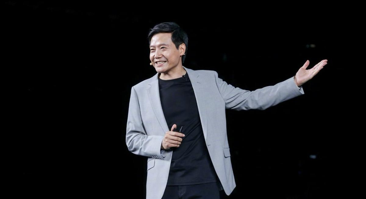 实干企业家默默做事，却屡遭苛责，别让努力败给偏见
近期雷军长途电车直播的舆论争议