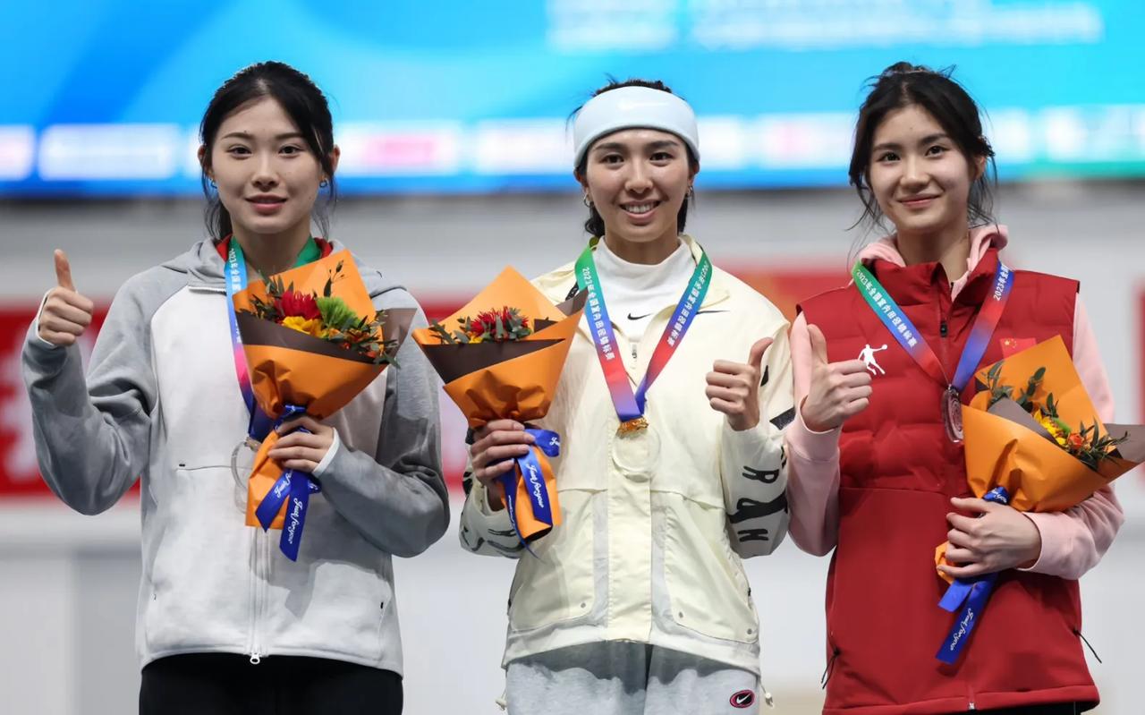 吴艳妮、林雨薇、夏思凝同框：
身高林雨薇输了；
颜值夏思凝赢了；
气质吴艳妮赢了