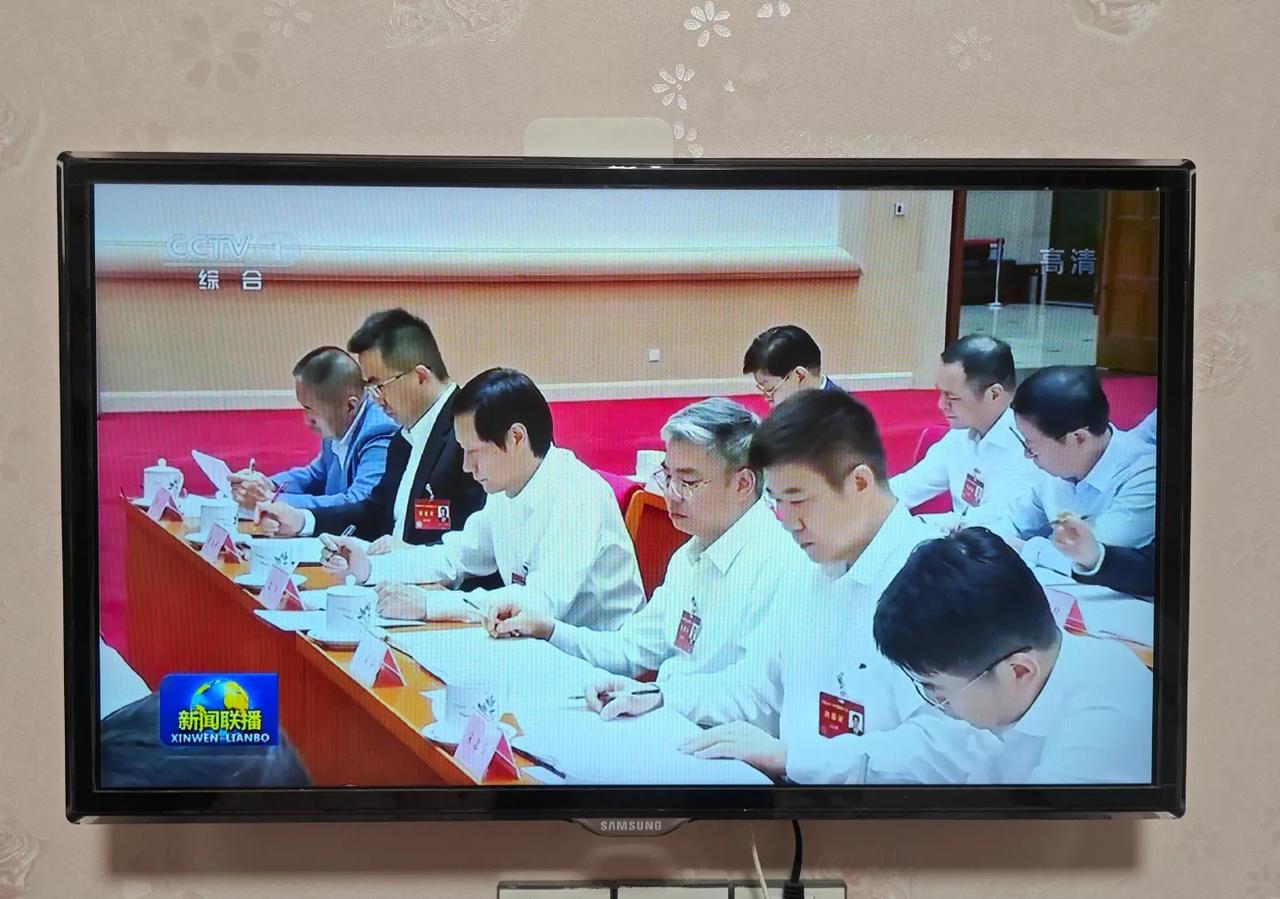发现一个神奇现象，雷总每次都低着头很低调，奈何网友还是太眼尖

作为互联网最最最