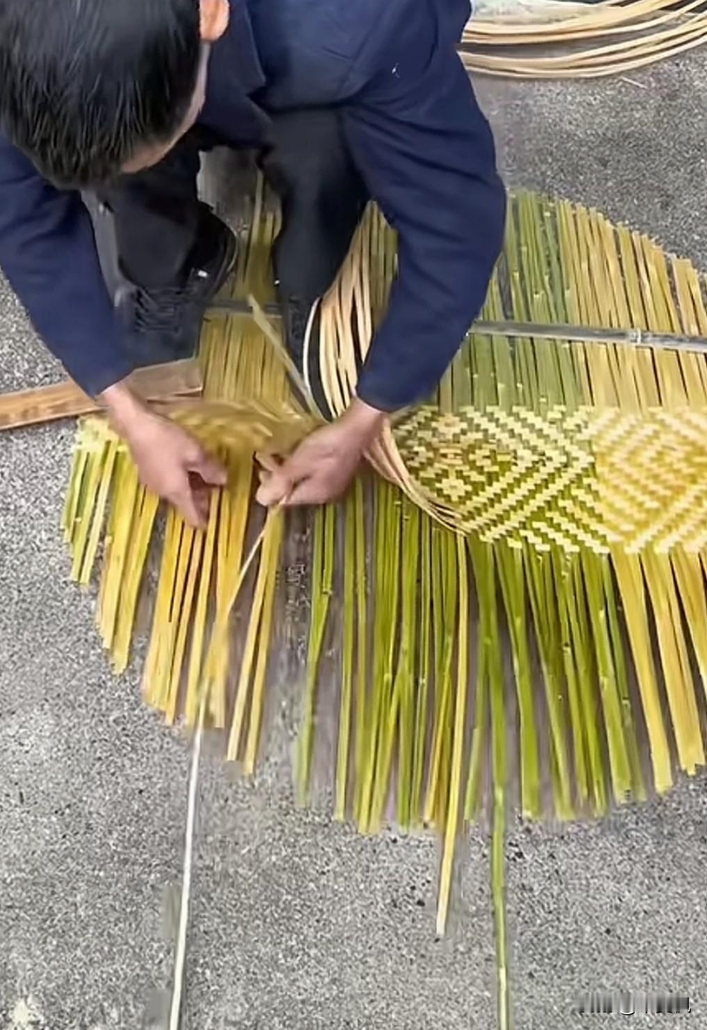 看看蔑匠这手艺真是精湛，普通一根竹子，在他手里总能编出一件件精美的家什，看着很舒