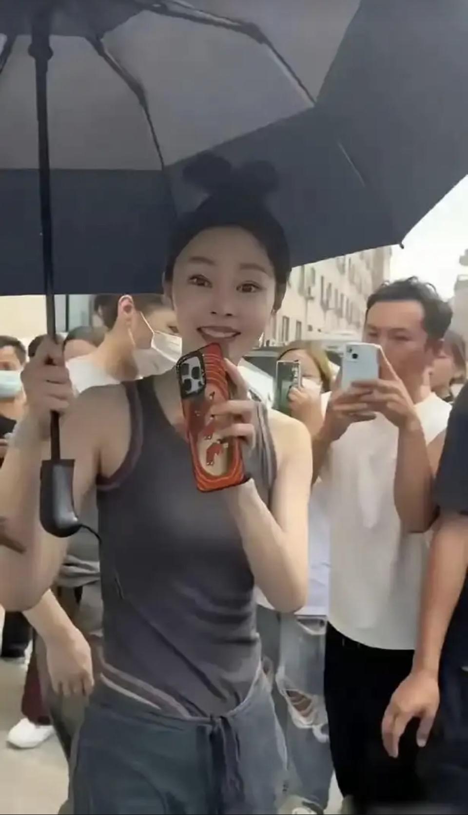 宋轶🌹片场收工日，一场双向奔赴的温柔㊙️七月的横店，日头正烈，连风都带着烫人的