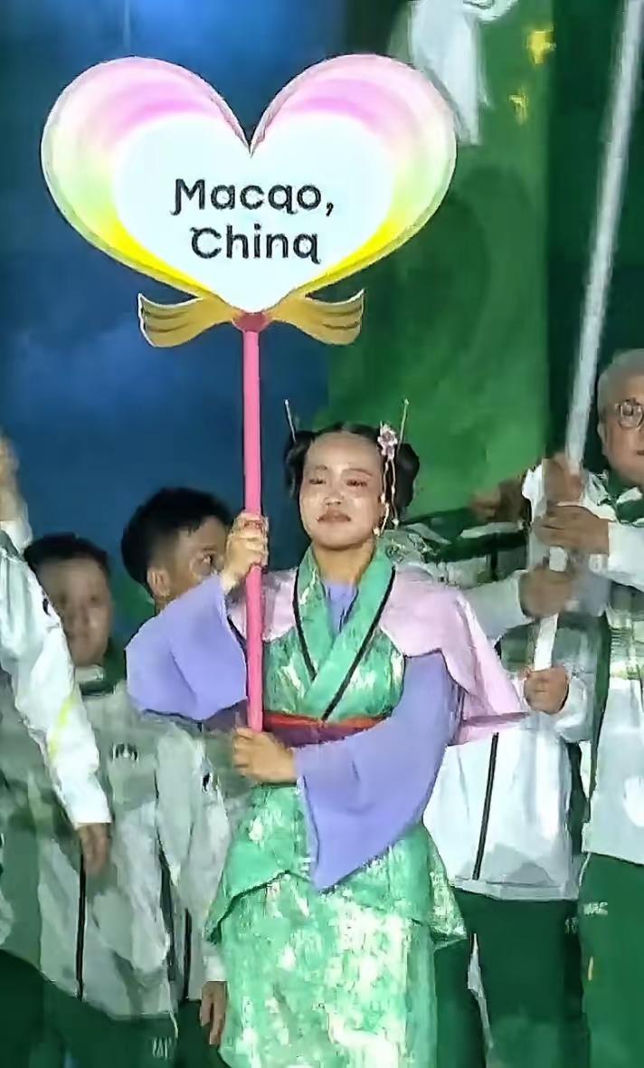 这日本引导员的衣服很中国！
亚运会开幕式，中国队出场，走在队伍前面的引导员的服装