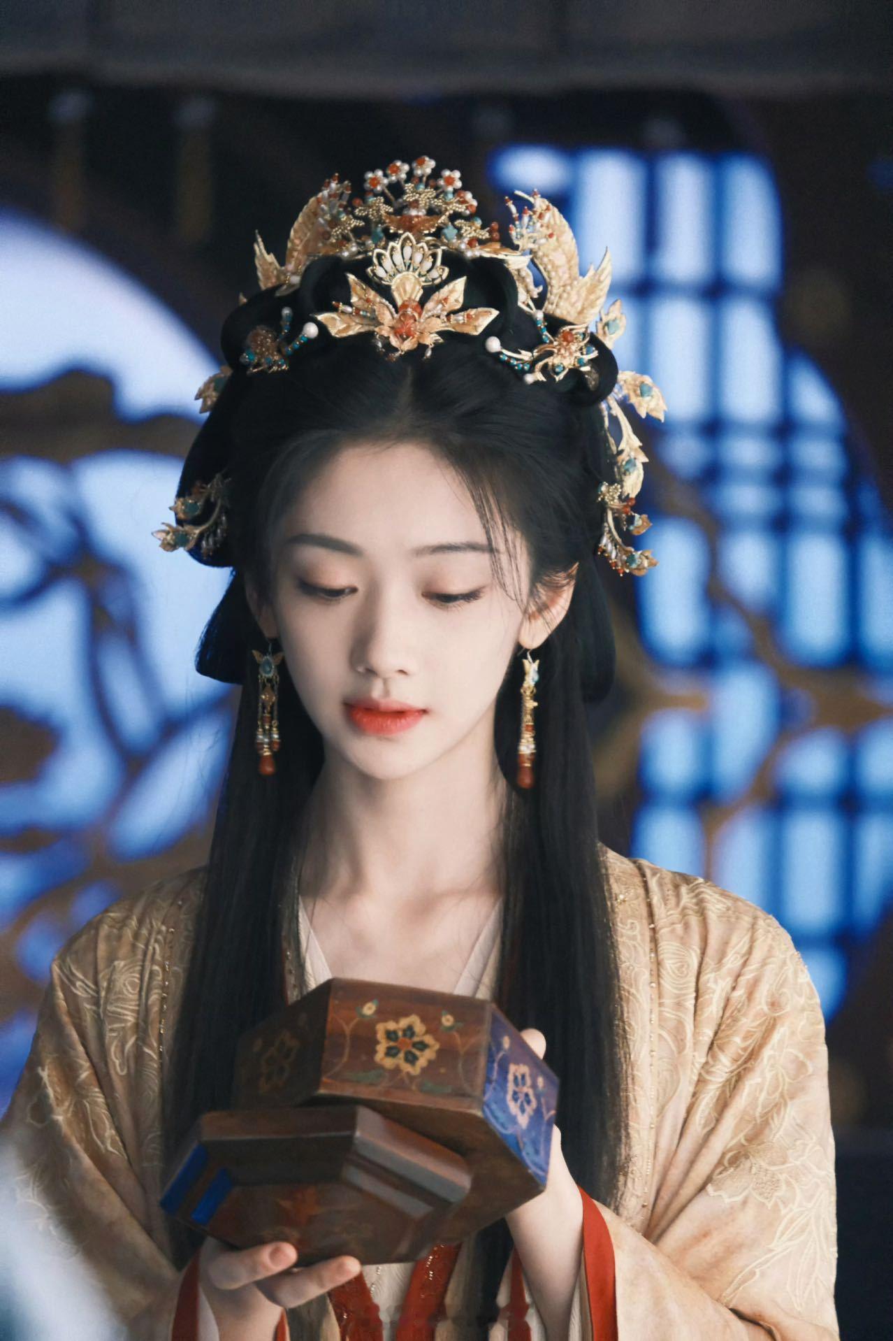 献鱼女主服化道我是真喜欢 的献鱼 服化道真的get到了！仙界时期以素净为主，将打