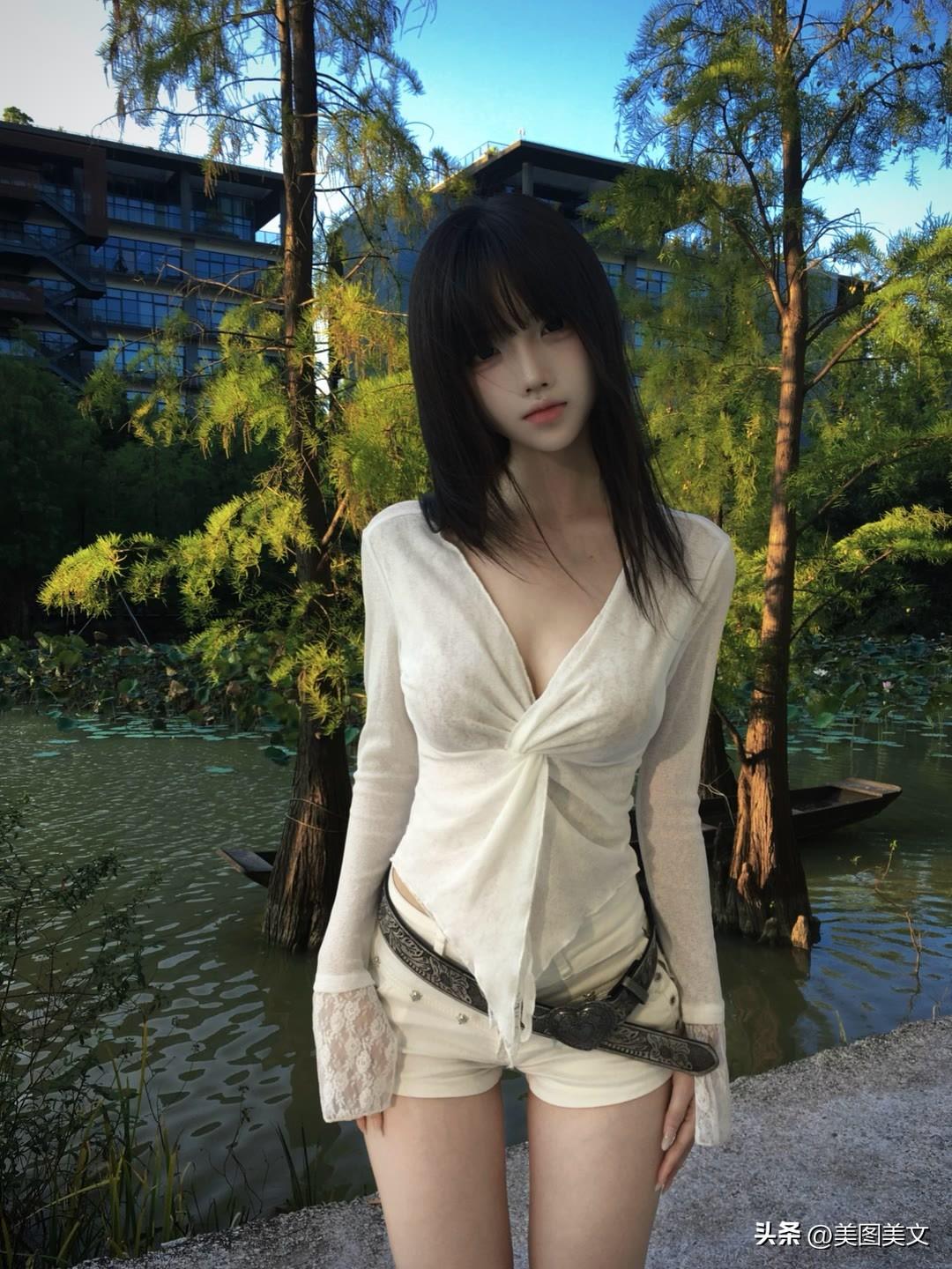 夏日清新穿搭，绿意盎然的背景，甜美少女风