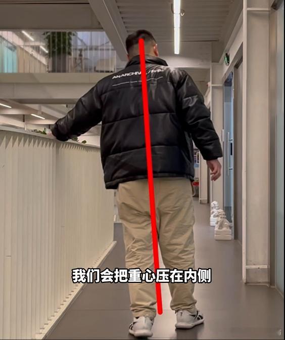 崴脚  明明崴脚之后已经过了很长一段时间，但很多朋友还是隐隐作痛，尤其是脚踝外侧