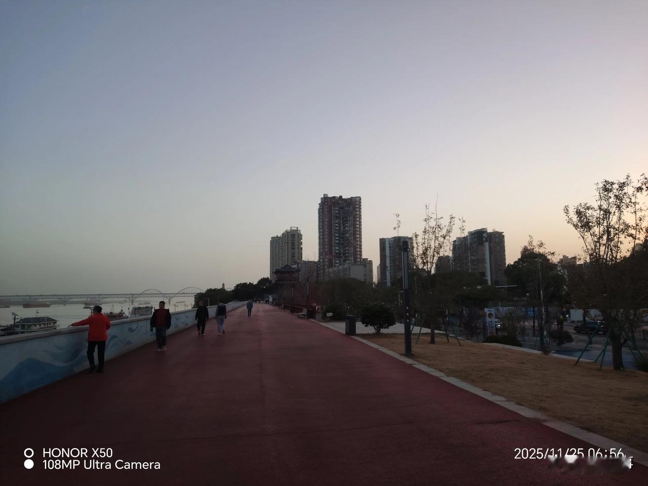 11月25日长江岸边晨练赏日出