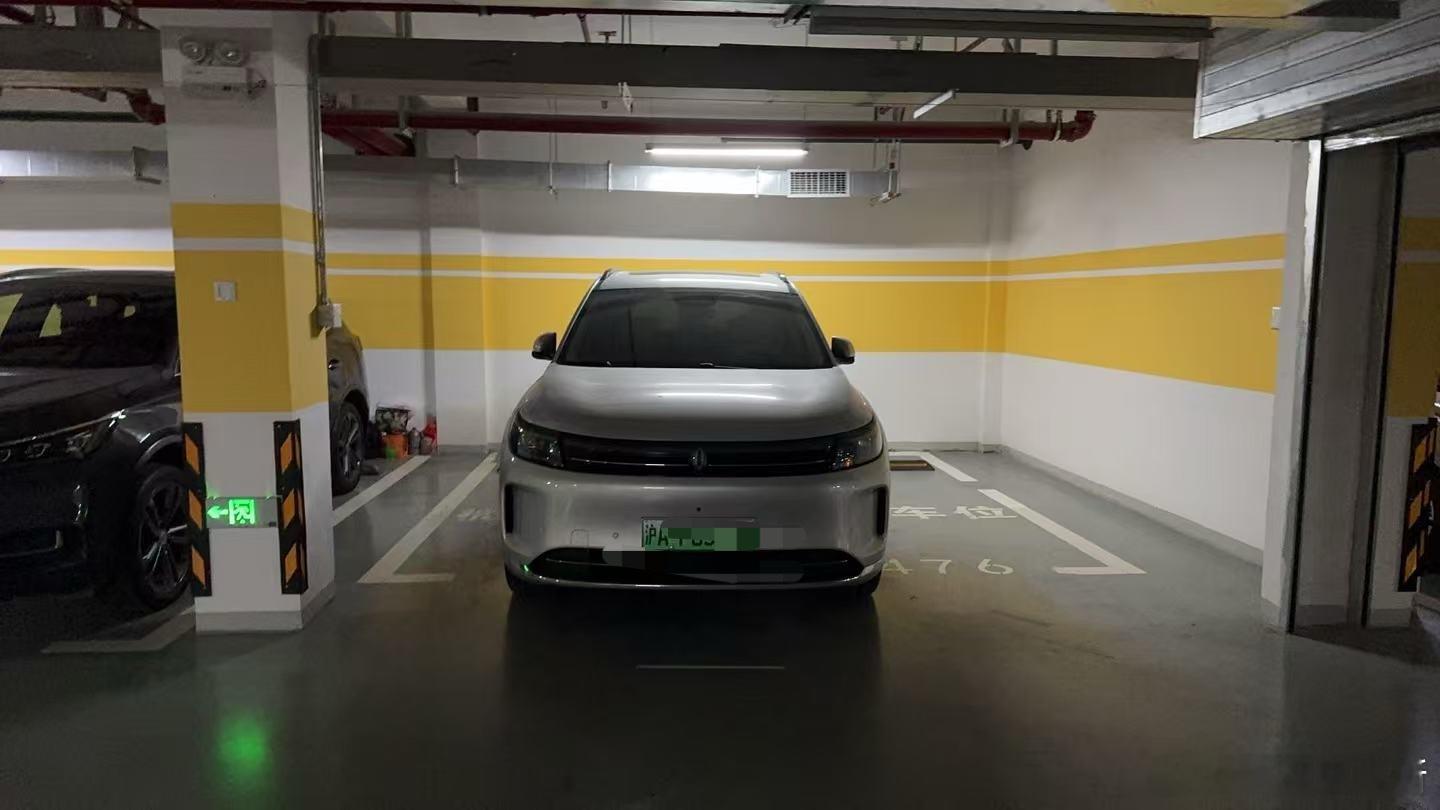 家里小区修地坪，本来车位就紧张，看看这种更来气，看到物业发的更来气[doge]，