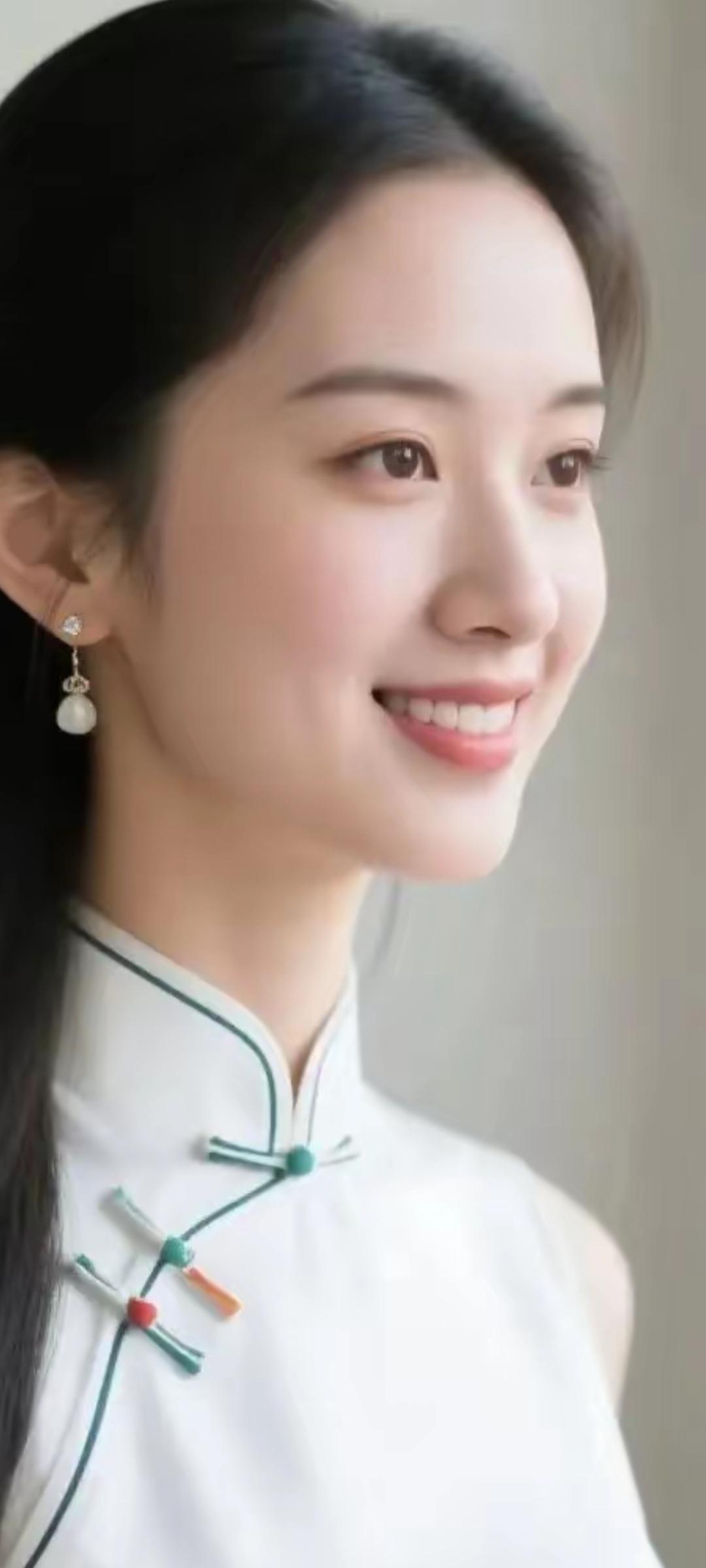 温柔微笑，清新优雅，白衬衫与彩色扣子的完美搭配，尽显东方女性的魅力。