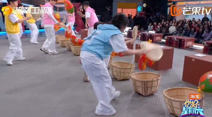 综艺游戏天赋型选手李雪琴 你好星期六 哟呵！李雪琴玩扇鸡进框游戏，那操作简直神了