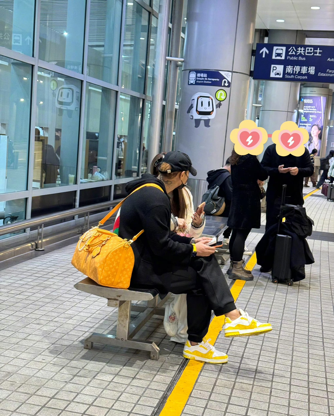 黄子韬徐艺洋在澳门机场被偶遇了，不会真是明天去看演唱会吧🤔 