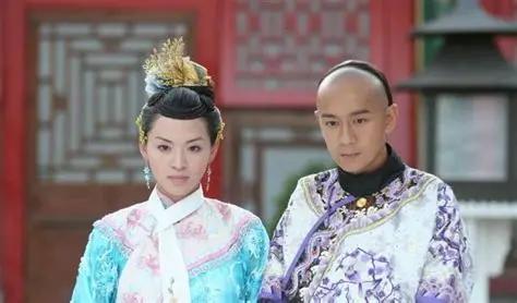 1834年，一个52岁的男人盯着18岁的姑娘挪不开眼，他老婆不但不吃醋，还主动把
