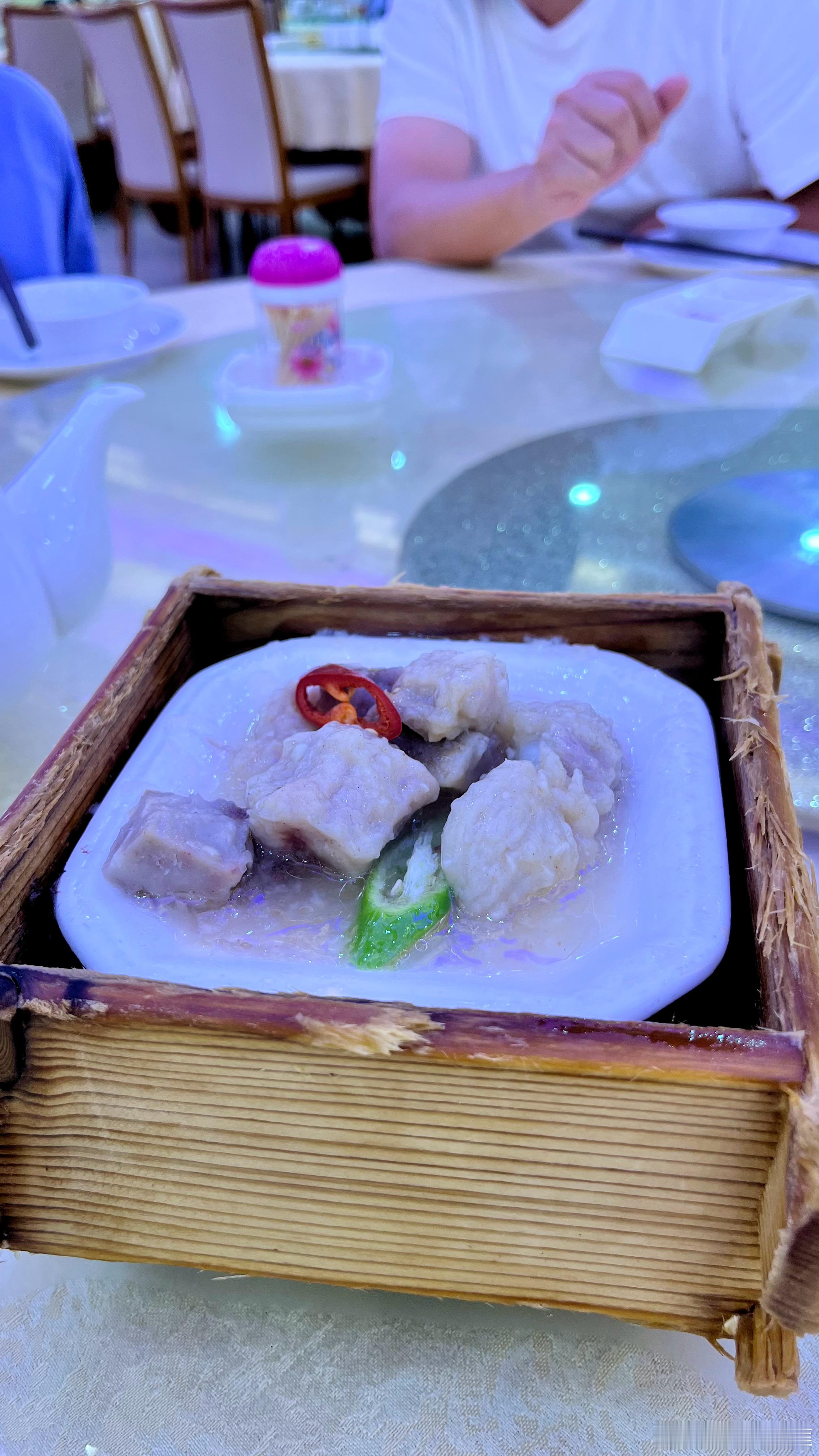 陪老爸老妈在本地的老茶楼喝早茶，早晨七八点的茶楼只有老年人，安逸的退休生活。美食