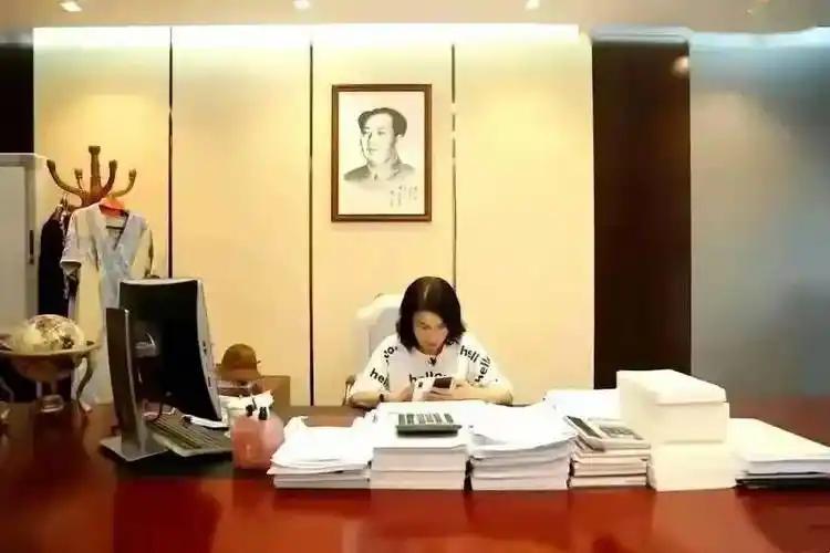 董明珠的办公室全是报表和文件，不像别的大佬办公室还放了那么多书！董明珠 曹德旺