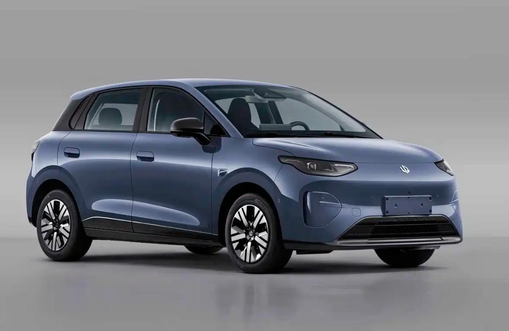 近日，零跑A05申报信息现身工信部，其定位入门级纯电小型车，略低于零跑A10，外