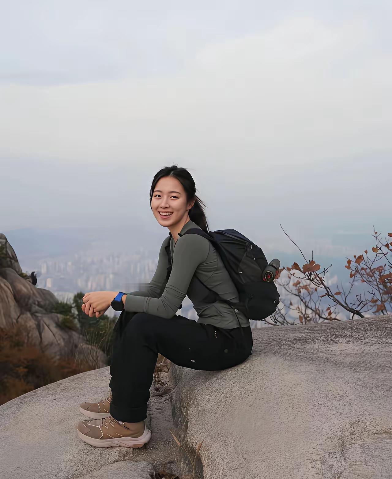 上联：东游西逛；
下联：[作揖][作揖][作揖]。