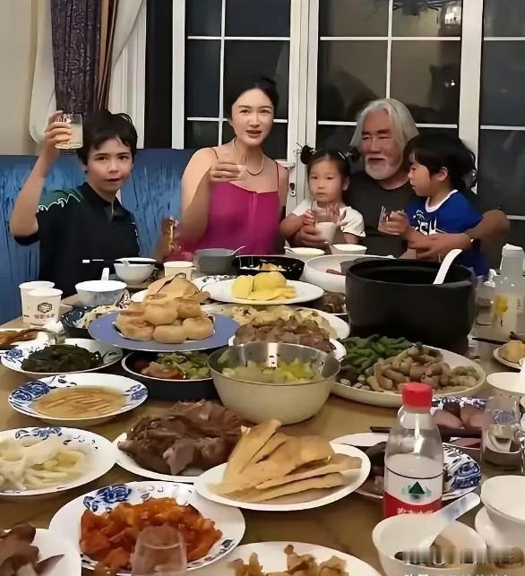 著名导演张纪中一家的生活质量堪称高大上，每天都是锦衣玉食，美味佳肴，简直就像“满