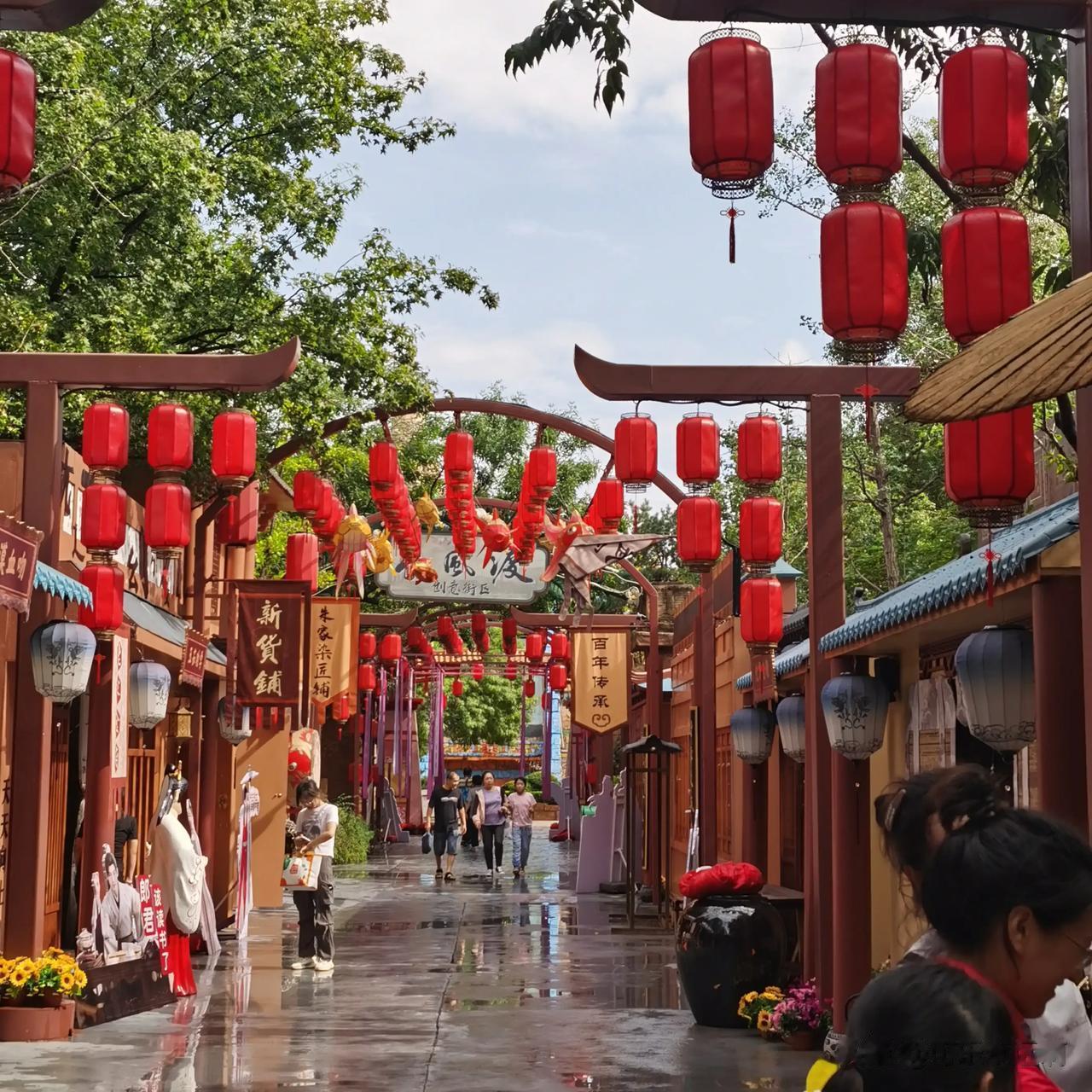 
上联：花开并蒂，共渡良缘。
下联：同心同德，如鼓琴瑟。