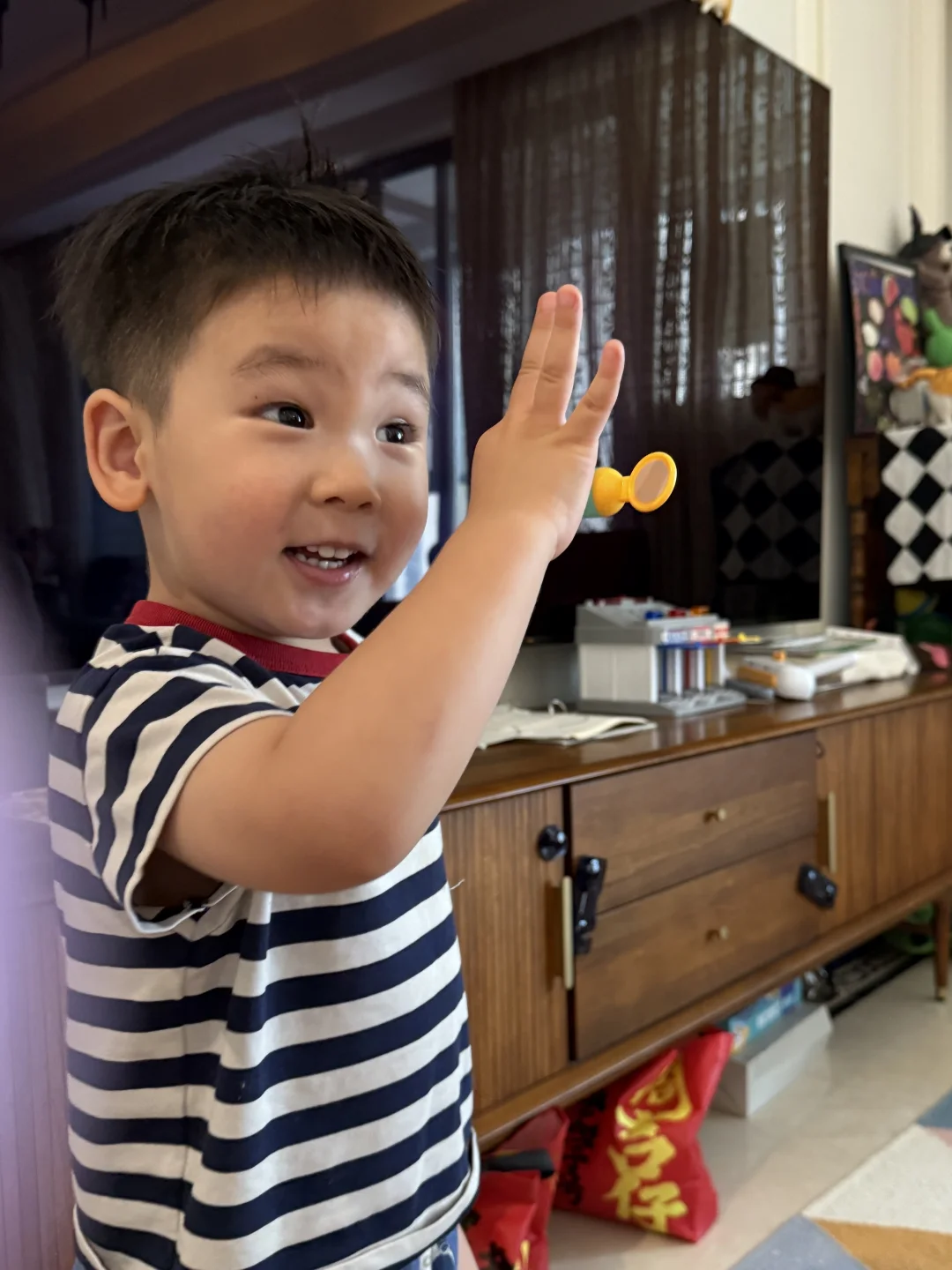 拿话筒的方式也要学张学友