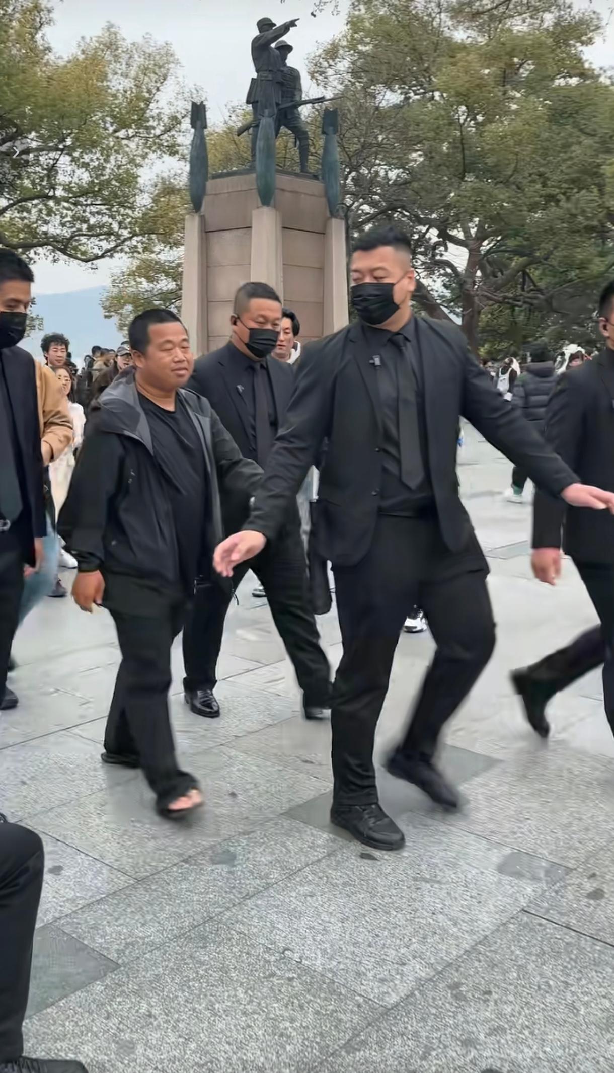 我虽然是旅游博主蓝战非的粉丝，对他个人挺欣赏，但是说句开玩笑的话，他的外貌和长相