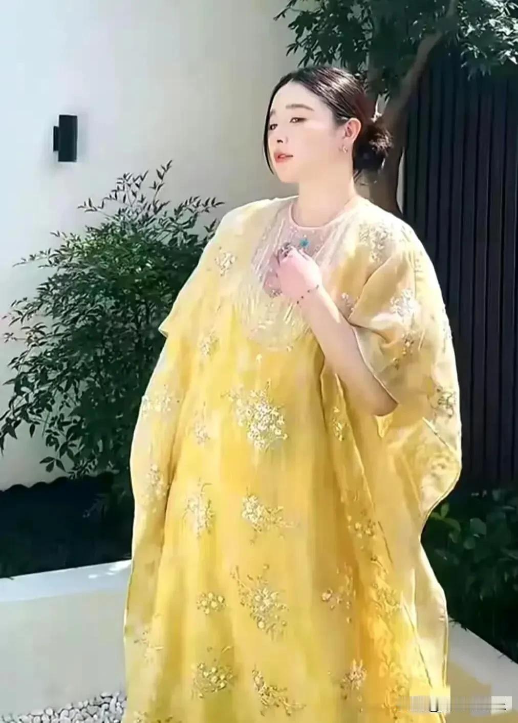 阚清子的孕照，太真实了，
像大多数普通孕妈妈一样，变成了发福臃肿的身形，不像很多