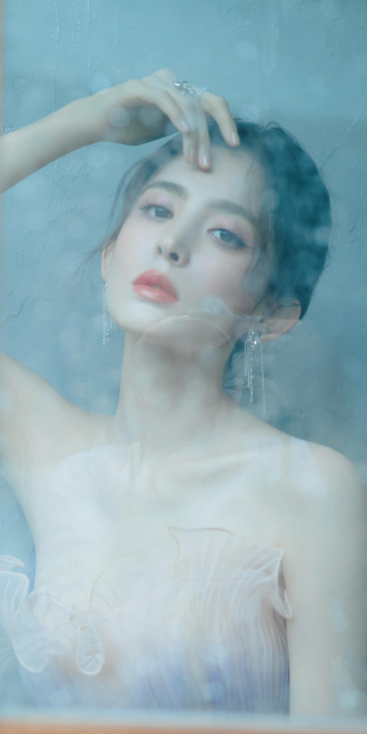 古力娜扎写真组图：抹胸纱裙，优越的锁骨美背，性感迷人。#妙笔生花创作挑战##秋日