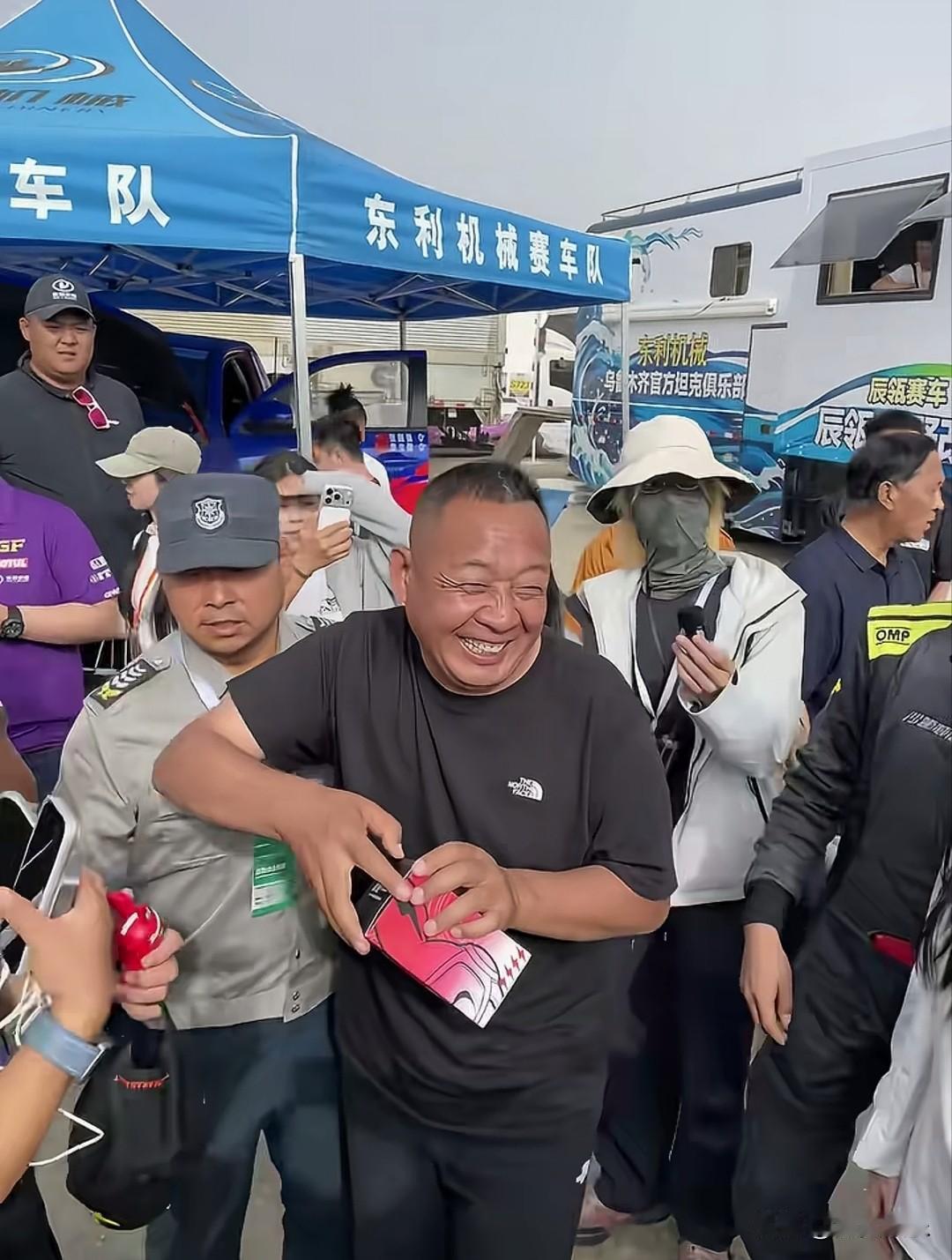 于东来的幽默真是天生的！
有人大声问他，能不能把胖东来的地库修一下，长城的车实在