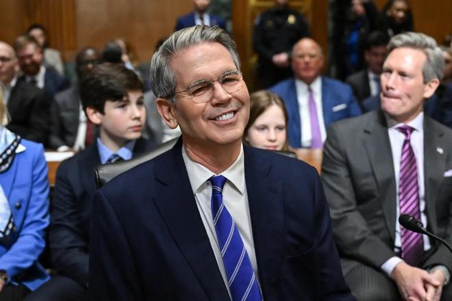 美国财政部部长贝森特是川普在2024年11月25日提名任命的，据新闻报道，贝森特