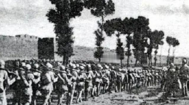 1943年，新四军副营长肖选进误入敌人阵地，他一看反正已身入虎穴，跑也跑不了，干